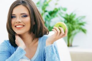 Woman holding a green apple