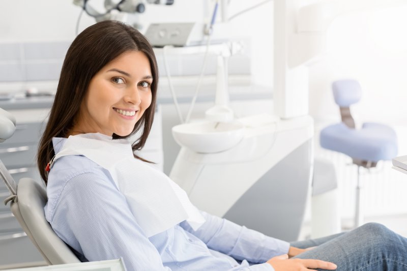 Female patient with Hybridge sitting and smiling